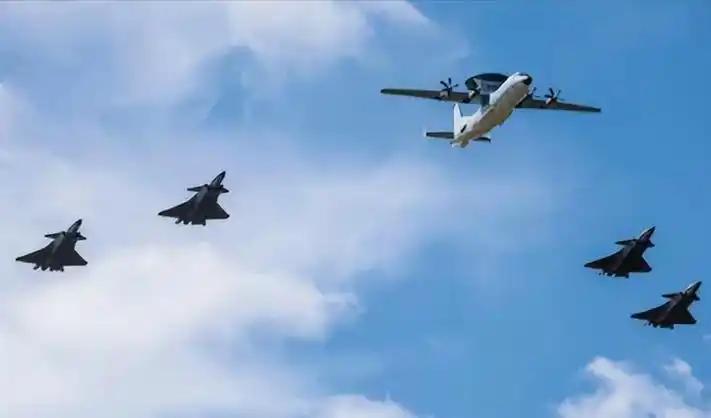 [月亮]一架F15E被击落，为了救一个飞行员，美军居然在24小时内被伊朗揍得丢盔