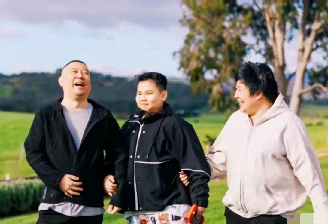 郭德纲这两年变的清闲了一些，所以他更多的时间都是用来陪伴家庭了。最近他和妻子王惠