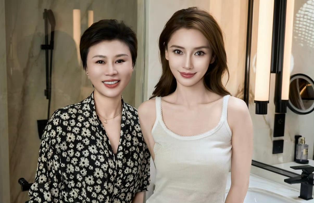 angelababy和独特艾琳ceo合影状态是真的好 ​​​