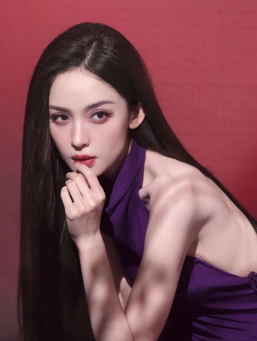 娜扎紫色挂脖露背裙娜扎冷艳紫玫瑰娜扎今天是冷艳紫玫瑰 ​​​