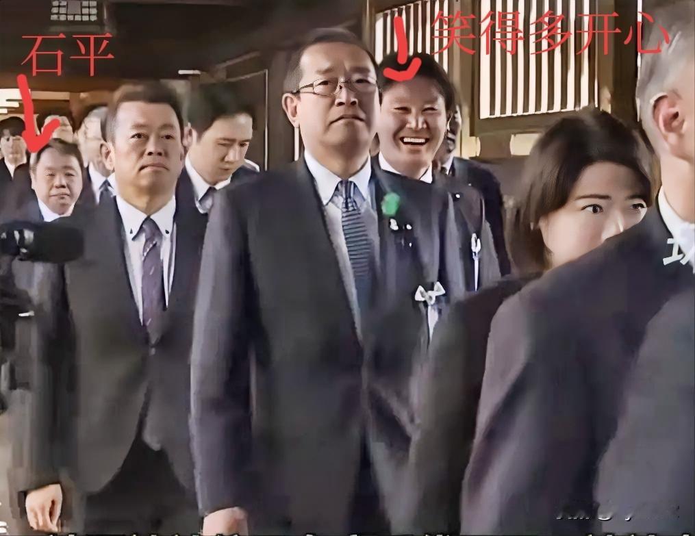 126位日本议员今天上午倾巢出动，去"神厕"拜鬼。从镜头里看到，好像是一场集体作