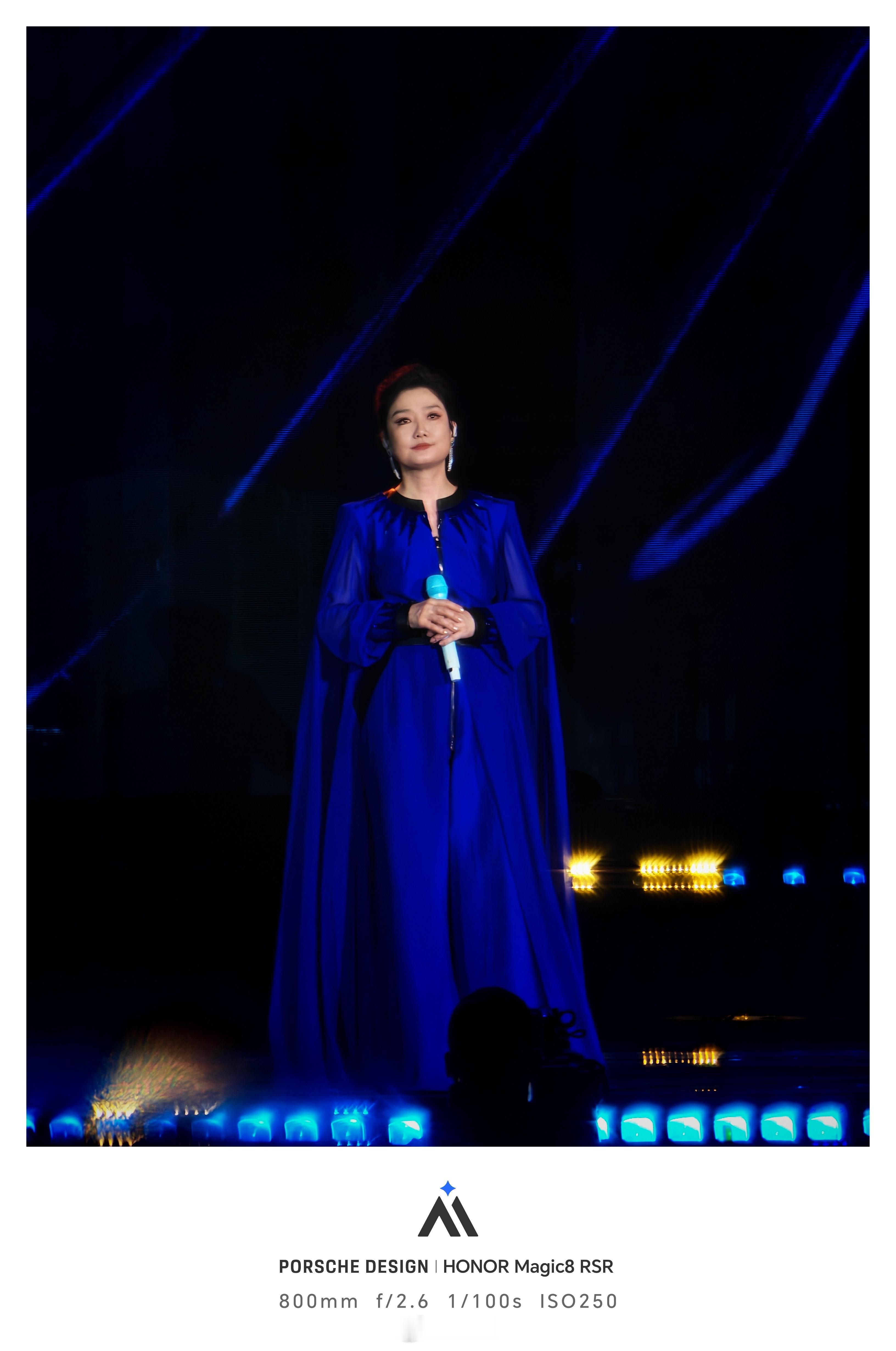 凤凰传奇万人蹦迪现场太燃啦！还好有荣耀Magic8 RSR + 增距镜，CIPA