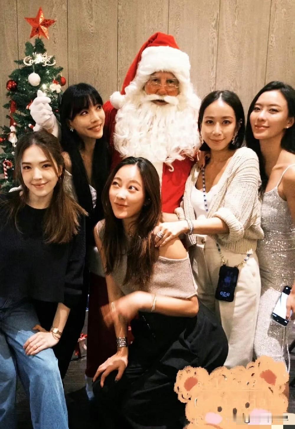 许玮甯和王力宏前妻两人一起过圣诞，看得出来她俩关系够好的，应该是最好闺蜜了！前段