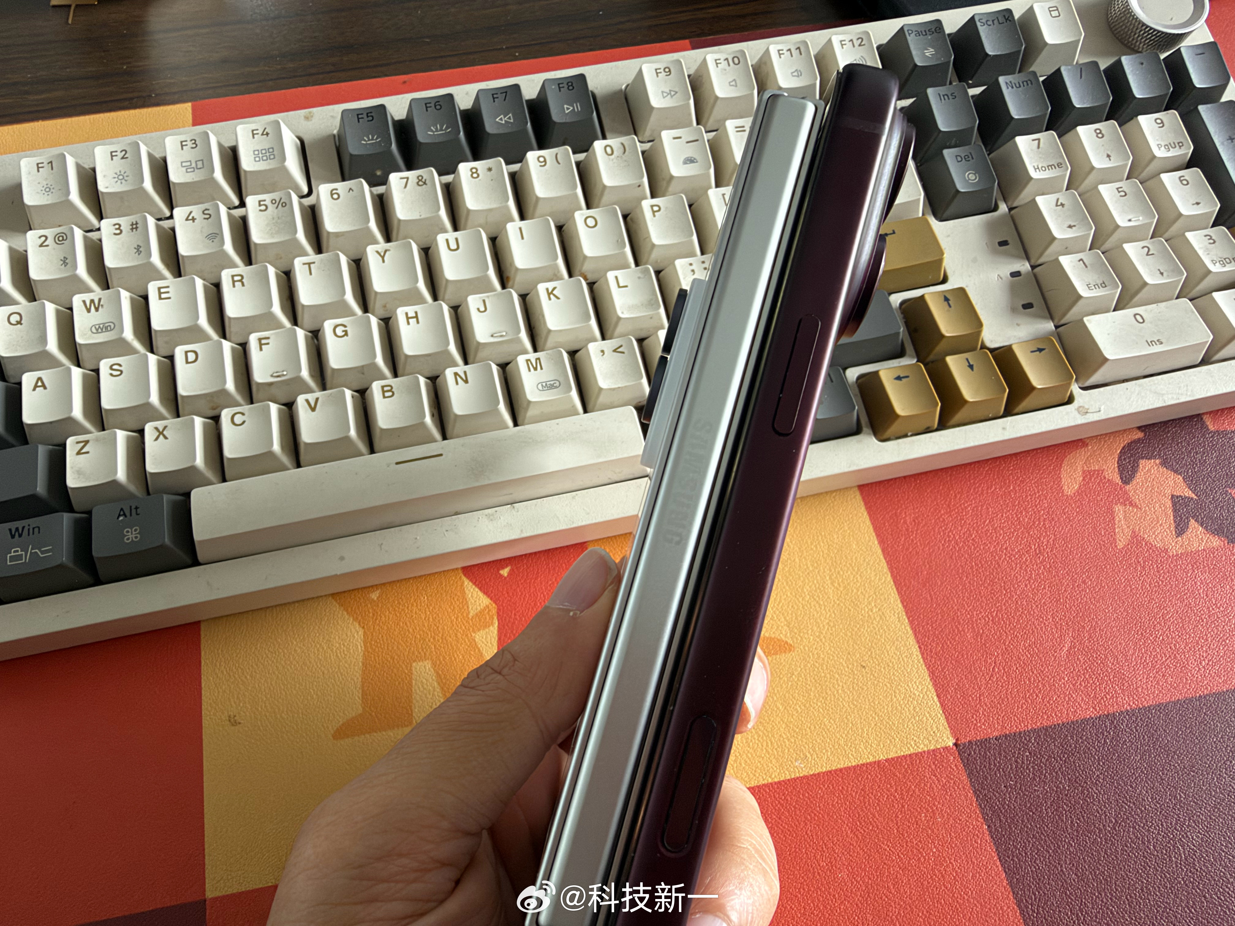 三星Z Fold8是真的薄，手感无敌好，折叠起来的厚度竟然跟iPhone18 P