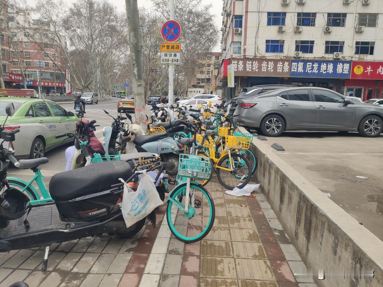 泛滥的共享单车。今天上午从郑州火车站沿铭功路有南向北行走，看到路边本来是走人的人