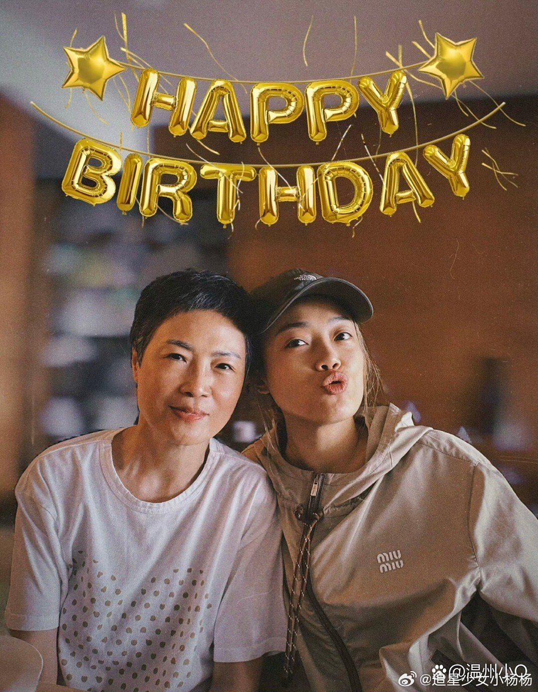 容祖儿为妈妈庆生，容妈妈看起来好和善好年轻。难怪容祖儿这么抗老，原来是遗传了妈妈