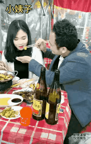 这种老公
全程无视老婆存在
当着老婆面
夹菜喂闺蜜
这是对老婆的不尊重
必须惩罚