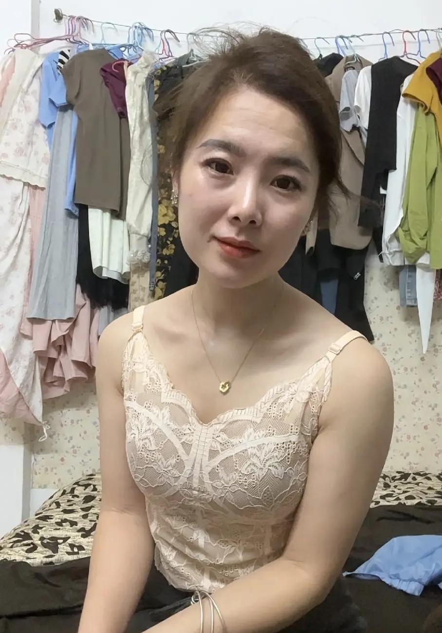 那个语文老师挨骂真不亏。俩人你情我愿，法律确实管不着，可这种临时凑一块儿的烂事，