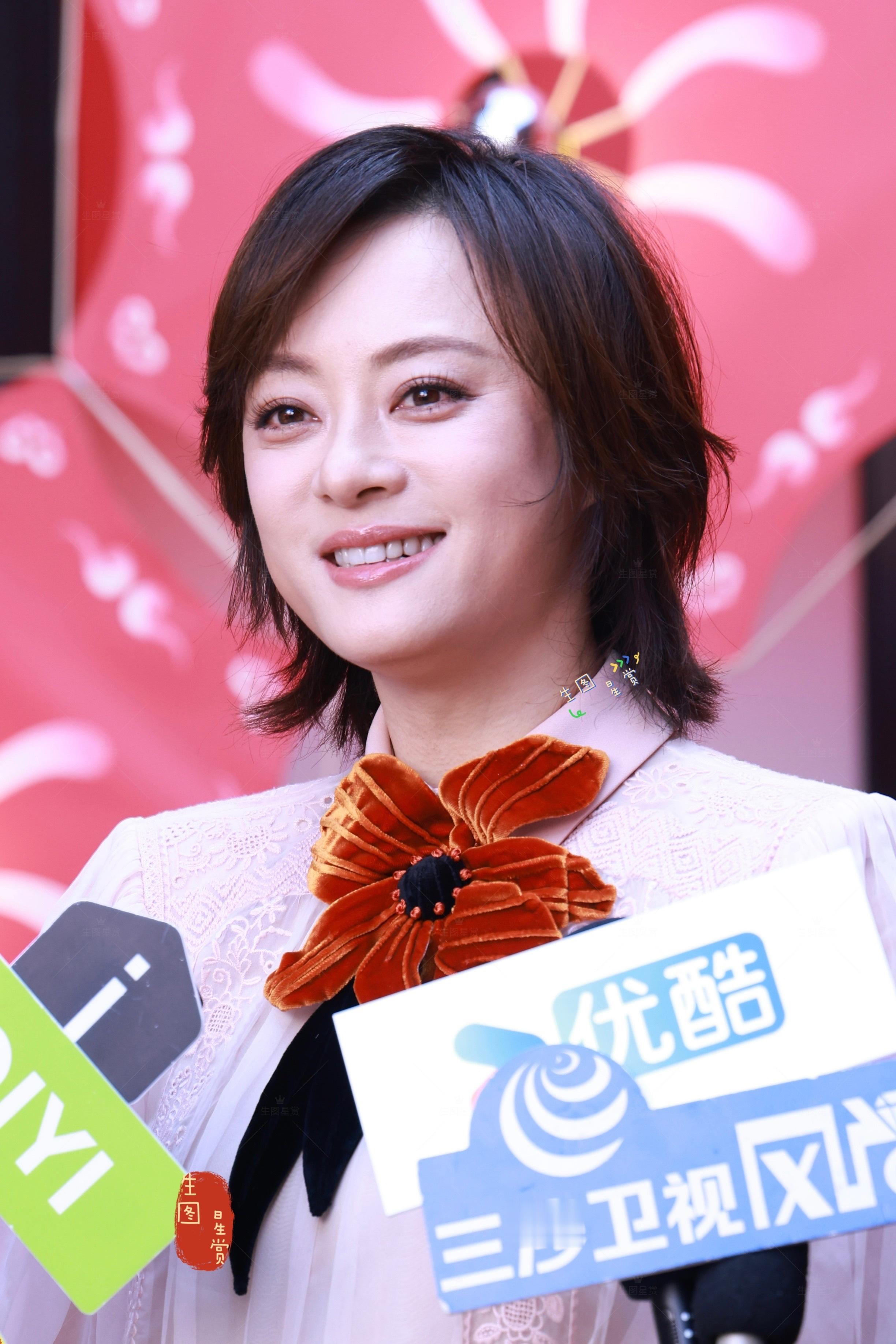 孙俪华伦天奴新春灯会出图优雅知性风的娘娘