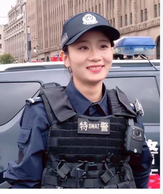 上海外滩执勤的钱雪颖警官，巾帼不让须眉，人长得好看也就算了，关键人家曾经是上海田