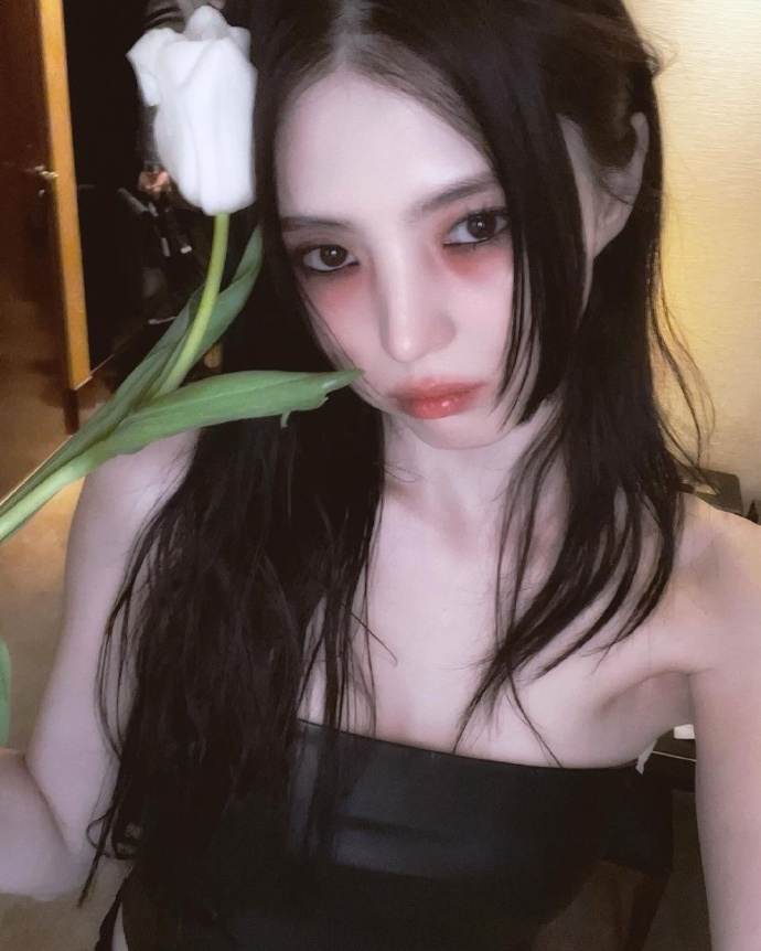 韩素希，天呐这种病娇暗黑系好适合[泪]怎么随便扭几下都好蛊 啊啊美的我四肢发麻，