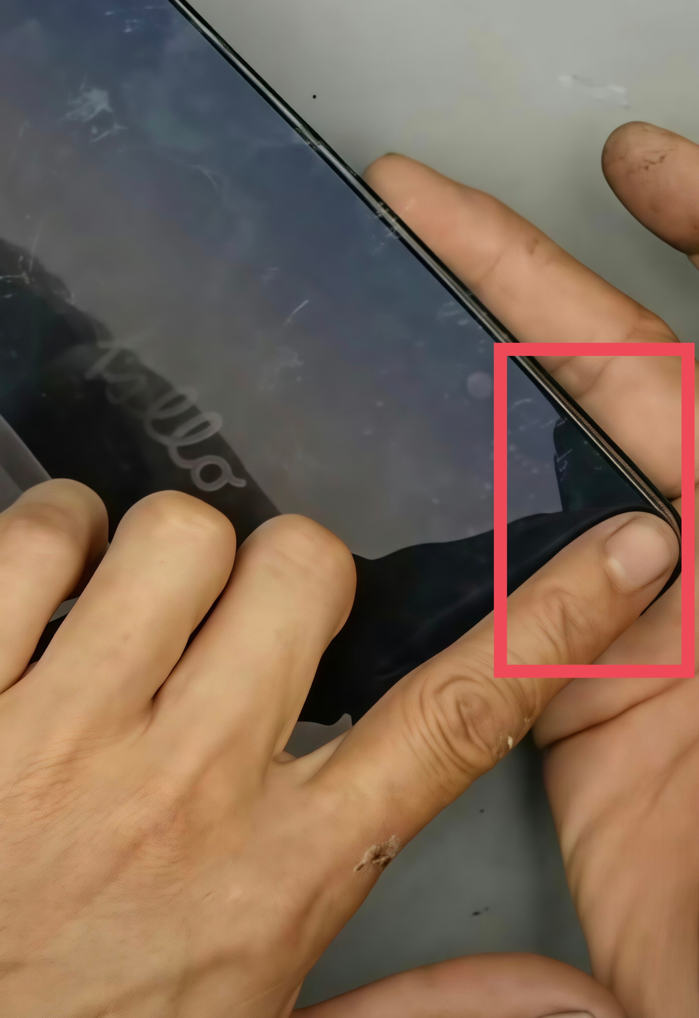 杨长顺撕掉iPhone Duo内屏的纳米纹理膜之后，给它重新贴膜，结果给内屏整漏