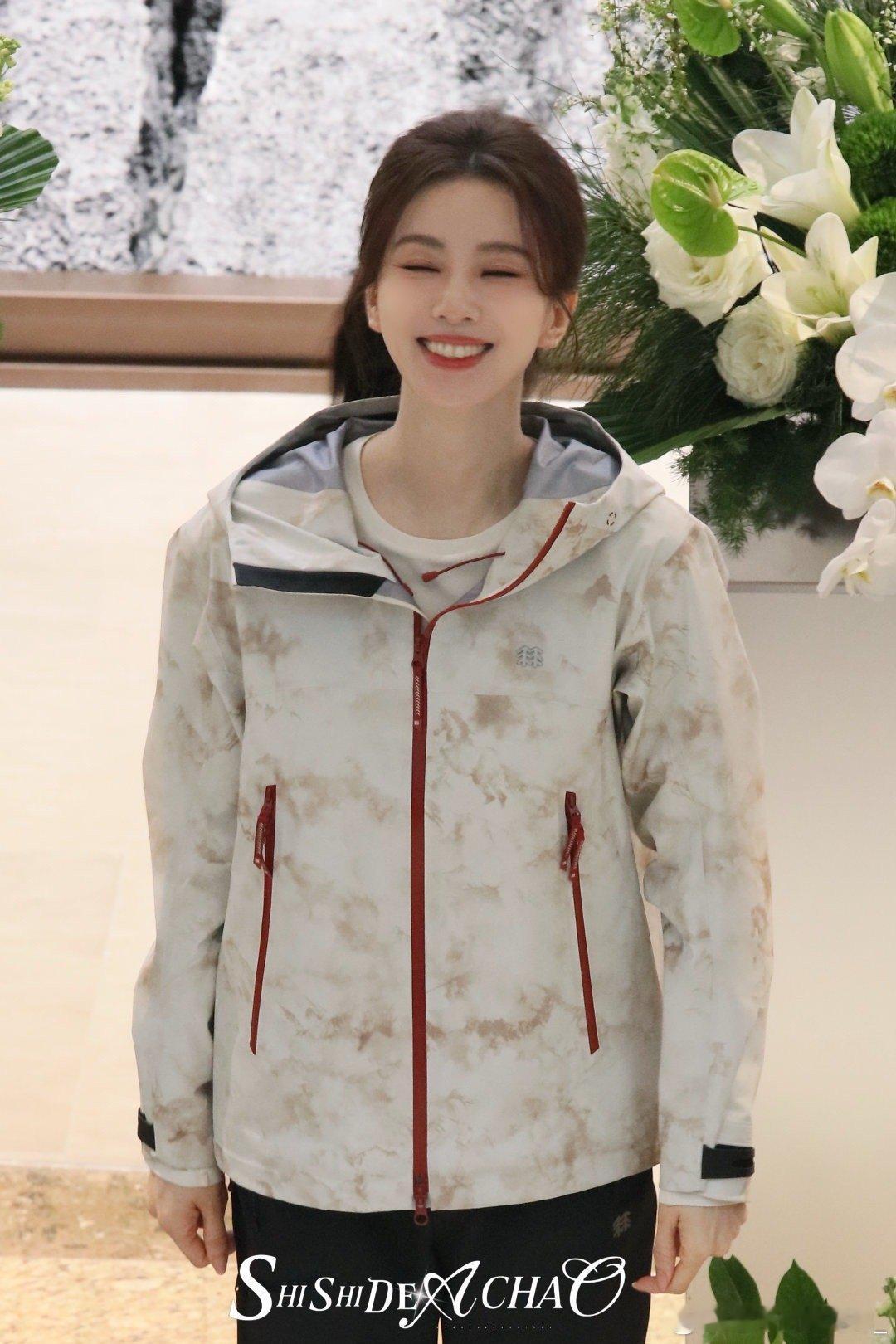 青春女大具像化！姐姐笑的好甜呀！么么哒 