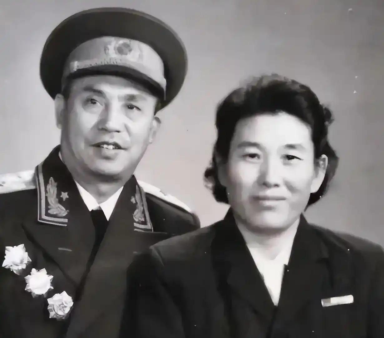 1998年8月，开国少将贺东生病危，他拉着妻子陈玲的手反复说一句话："告诉孩子们
