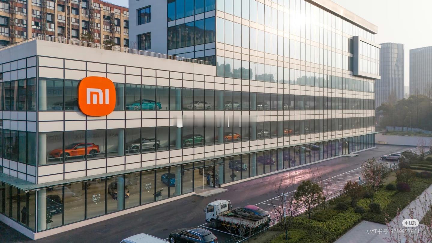 听说这家店有个增程车的专属区域。 