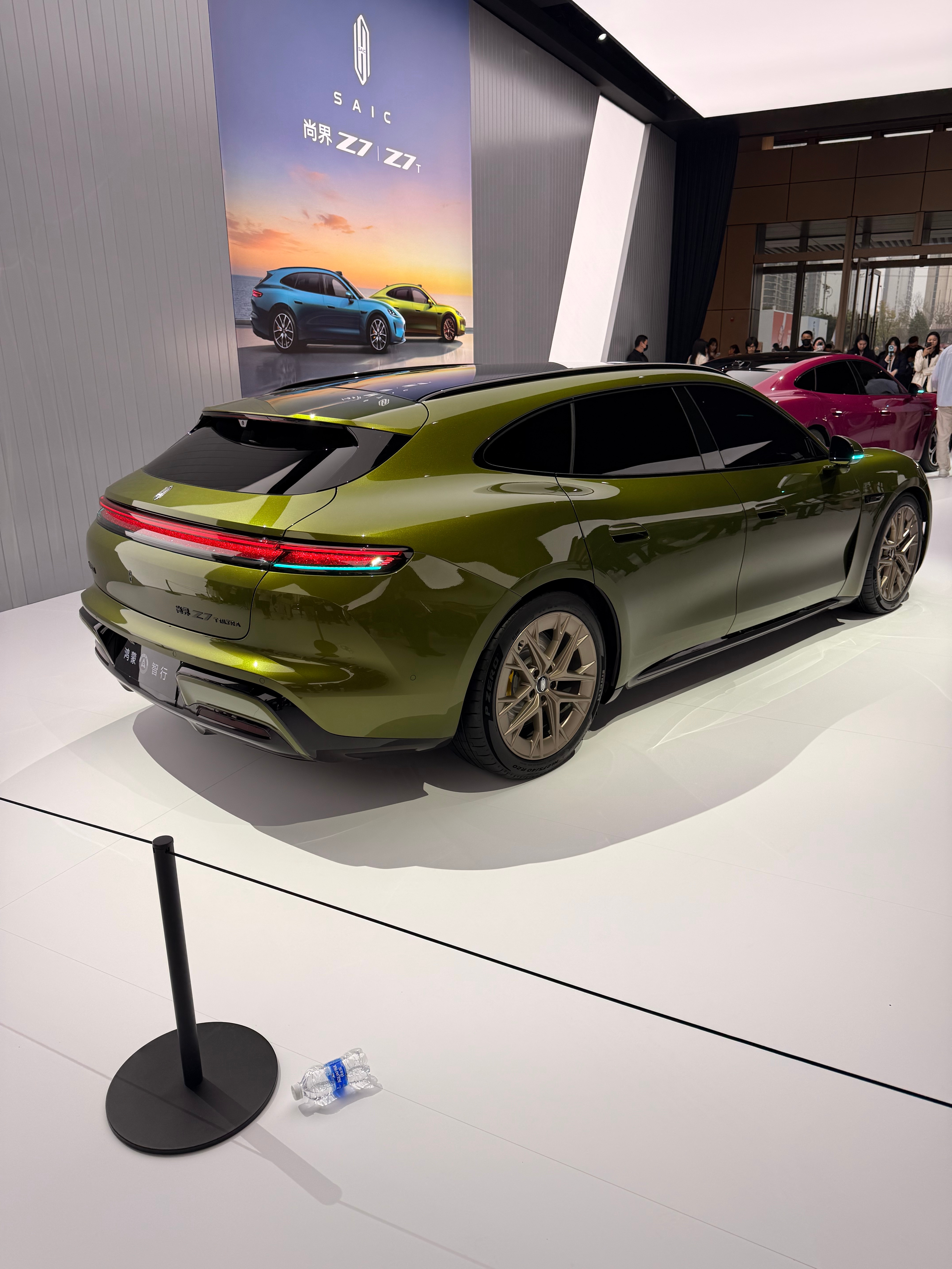 尚界Z7静态评测首发 尚界Z7/Z7T感觉得选这个绿色还有这个古铜色轮毂+运动套