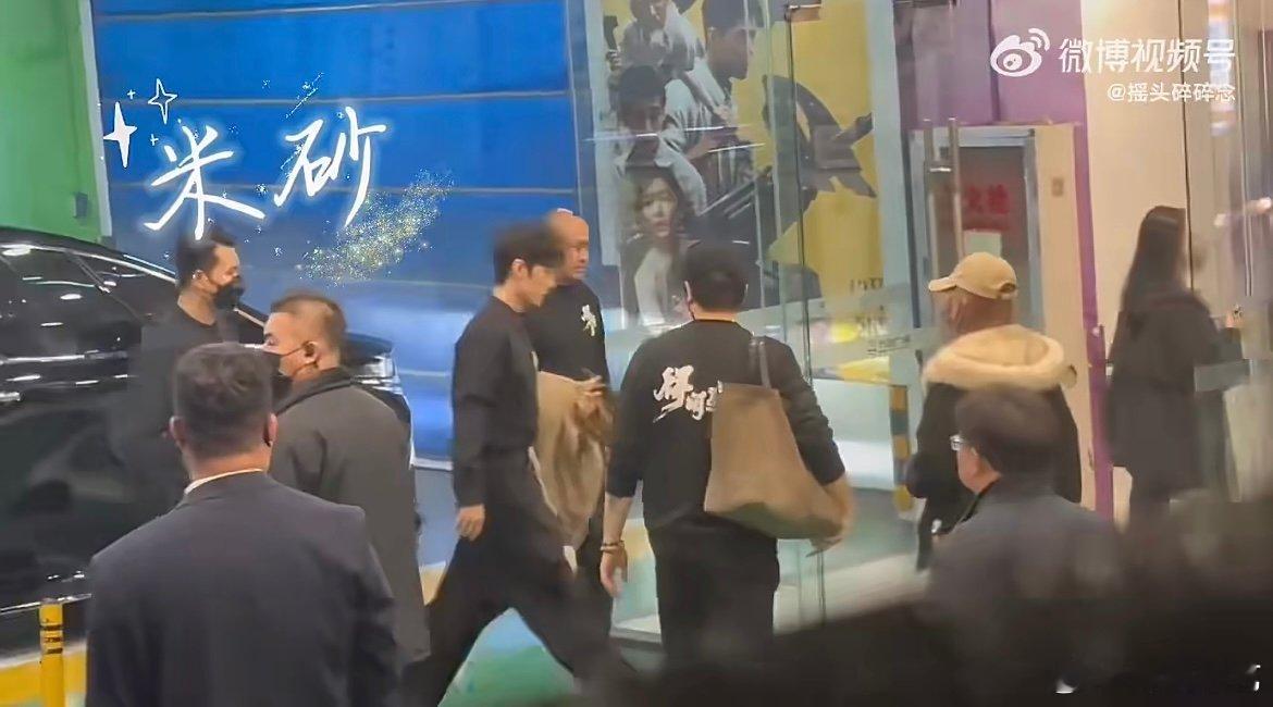 肖战宜昌见面会造型 肖战身着得闲谨制组服登场，现场粉丝尖叫不停，简约又有质感的造