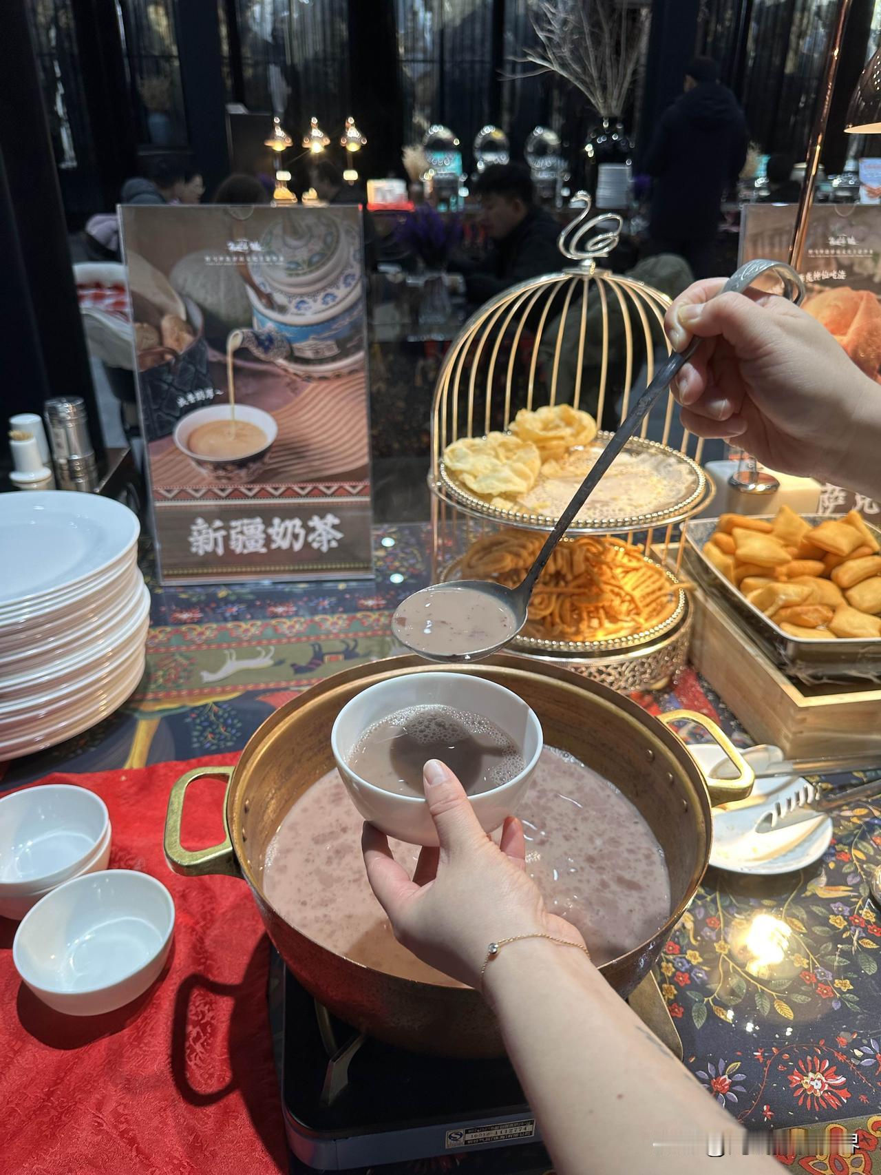 上午9点半才起床，吃个早餐再出发！这就是新疆乌鲁木齐的生活旅居日常节奏。11月1