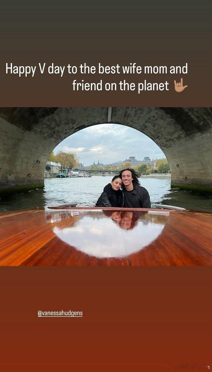 Vanessa Hudgens凡妮莎哈金斯和老公Cole Tucker一起晒合影