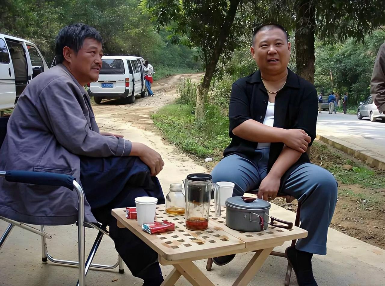 赵本山与郭德纲旧照，一位是小品界的大咖，一位是相声界的大咖，都把自己的徒弟带上了