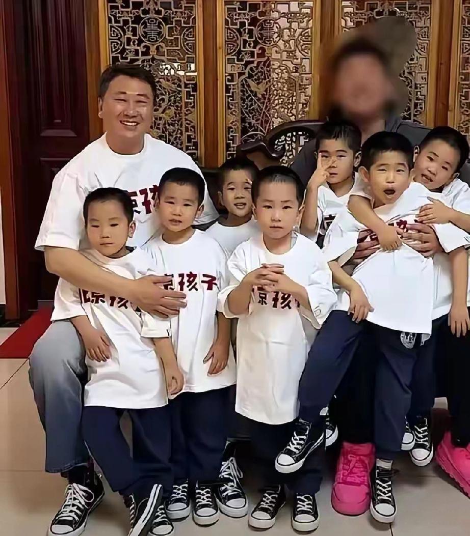 48岁喜得七胞胎！矿业老板变身全职奶爸，善举一做就是25年
 
    北京男子