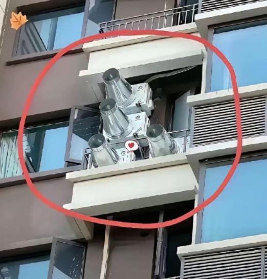 老家属院外墙凭空冒出四根胳膊粗的怪管子？安徽一男子出差回家开窗的瞬间，直接看愣了