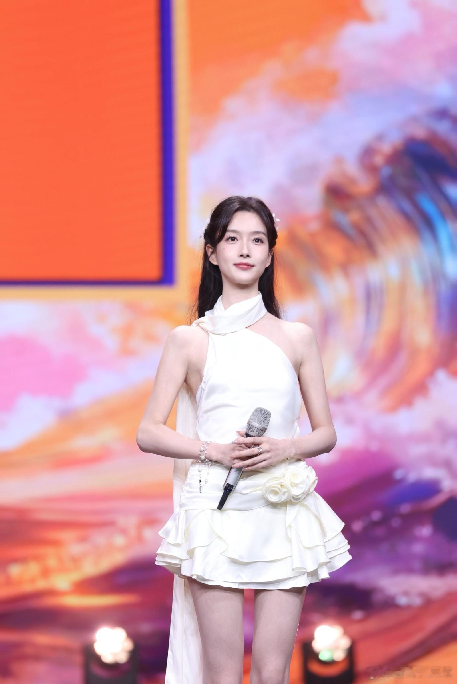 廖雨苇[超话] 感谢🥭 让小鱼尾站上大舞台了2025芒果秋季招商大会 ​​​