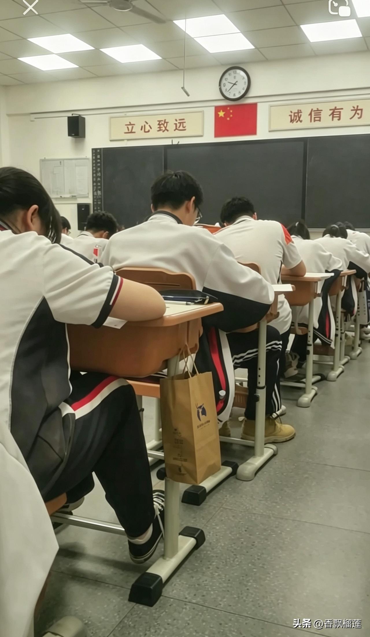 先敲黑板：在我国
 70后：读普通高中的比例大约是25%。
​ 80后：读普通高