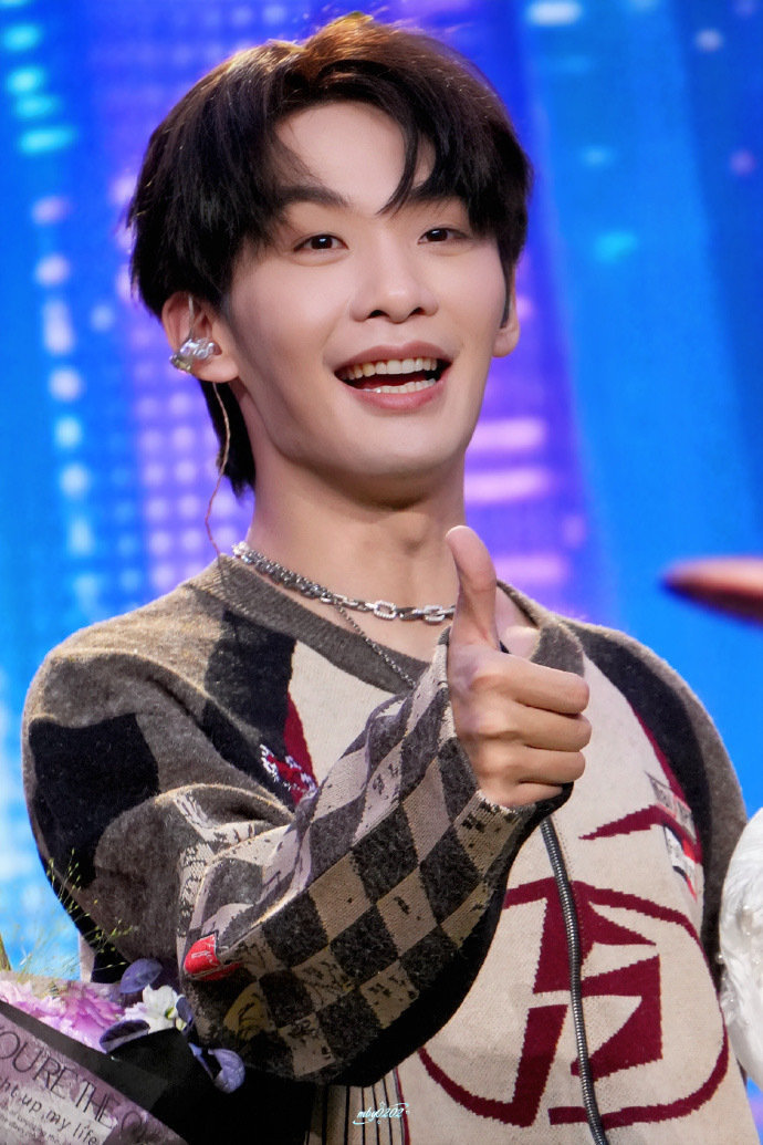 王赫野演唱会随机撵走一位路人王赫野亲自送出一张「去吹一场野的风」2.0上海收官站