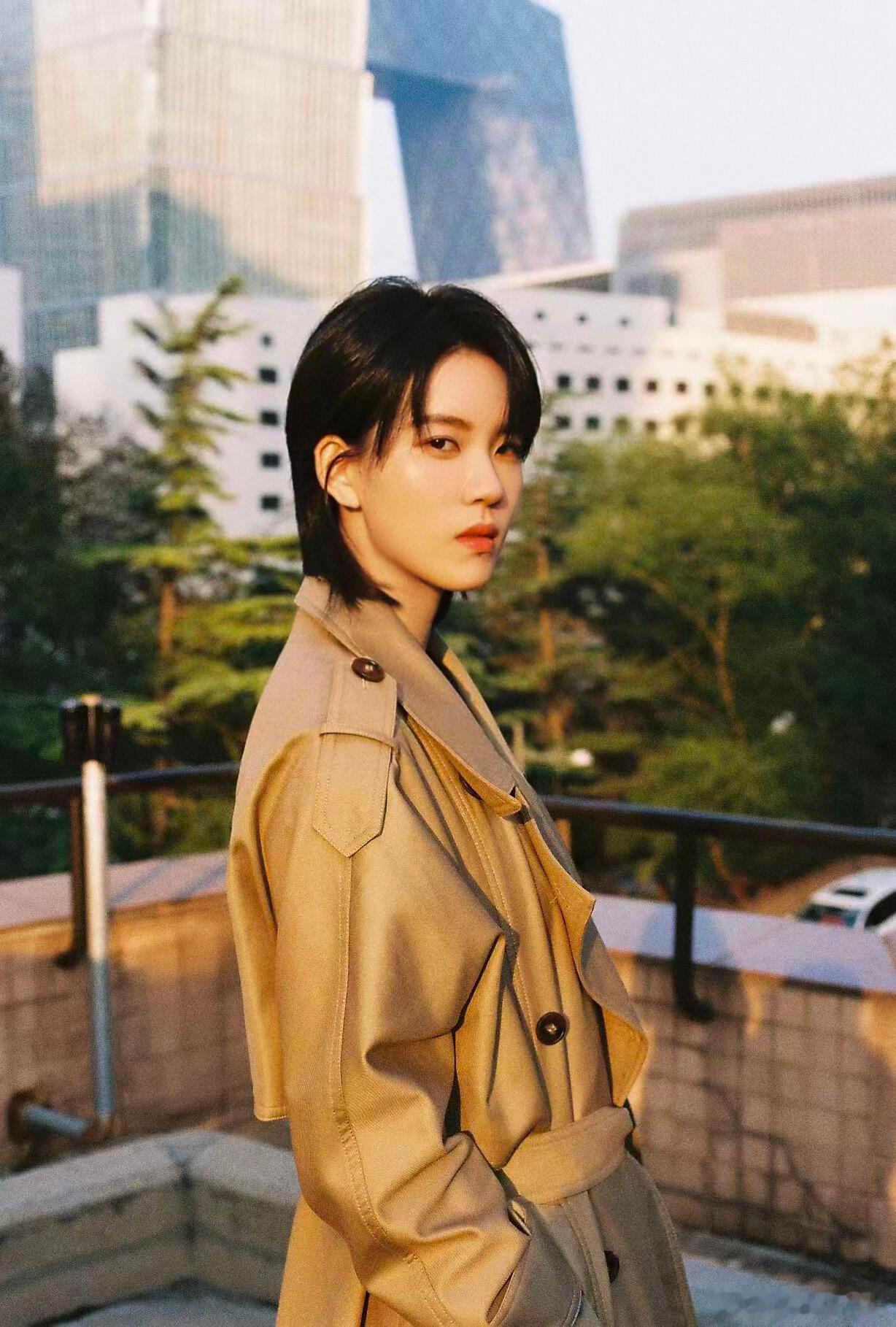 陆柯燃以“身体健康、平平安安、常见面”温柔回应粉丝，能成为别人的榜样，能用自己的