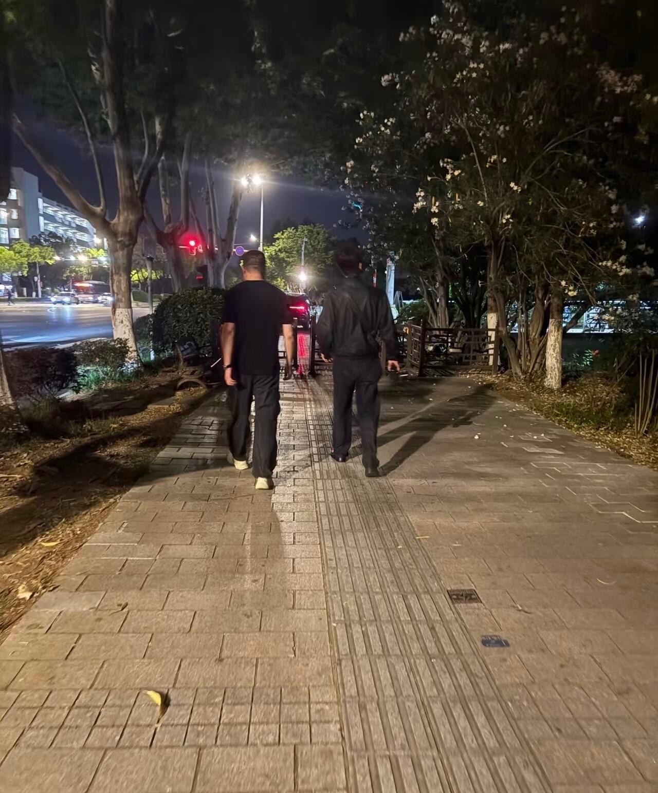张凌赫回南师大我调理不好了就这么萌萌对学妹点头我真的不得劲😭 