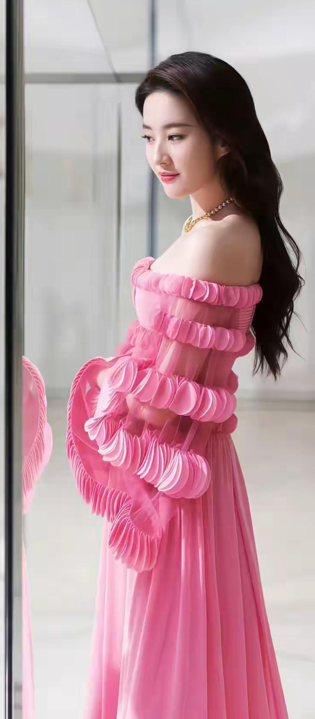 永远的女神:精致妆容，温柔侧颜，唯美气质。