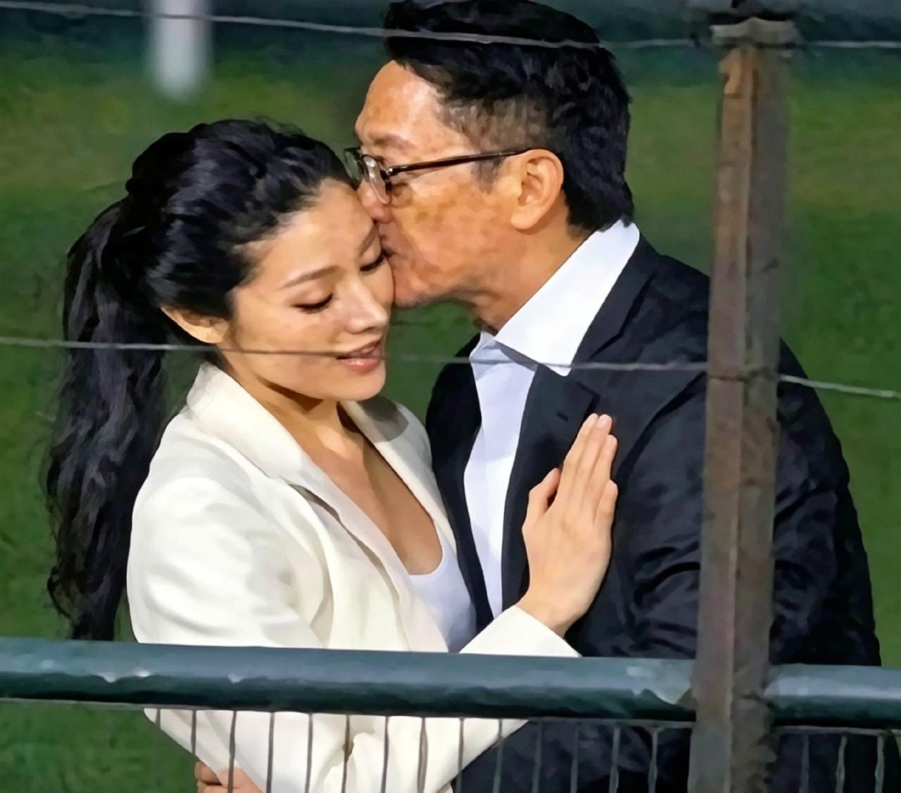 刷到李嘉欣许晋亨早年跑马场的旧照。那时候俩人谈恋爱真高调，旁若无人。如今这么多年