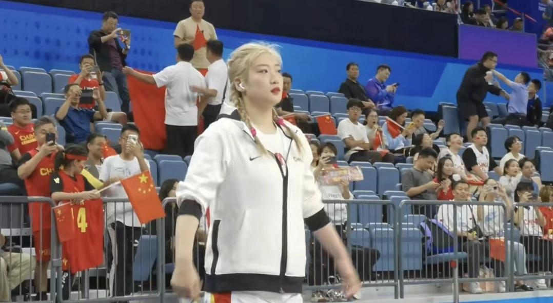 中日女篮决赛，李梦金发、双辫子、浓妆，真的太飒了！
现在的运动员都挺有个性的，也
