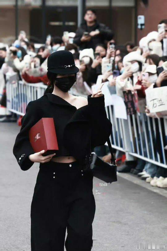 拿到虞书欣新专的我太得劲了 这次专辑设计完全超出预期 原本以为就是普通配置 结果