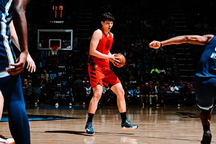 杨瀚森回应首次首发 杨瀚森在今天开拓者客场挑战灰熊的比赛中首次首发。赛后接受采访