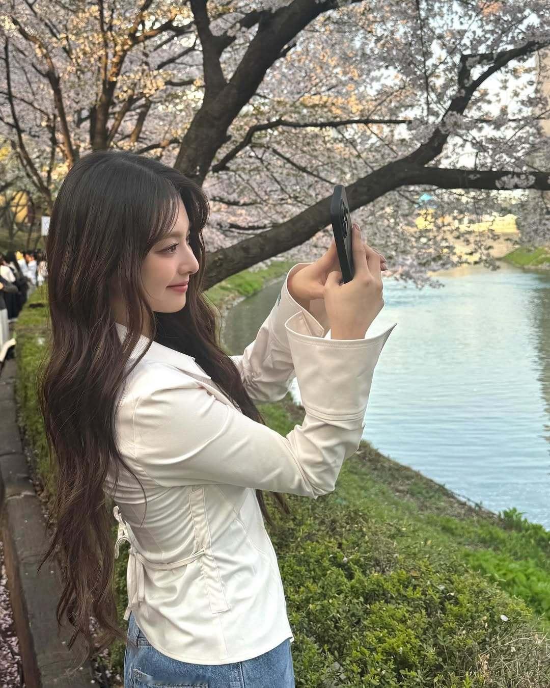 李娜炅[超话]🐣蜜桃笑颜李娜炅 [图片]250414 娜炅ins更新 ​​​