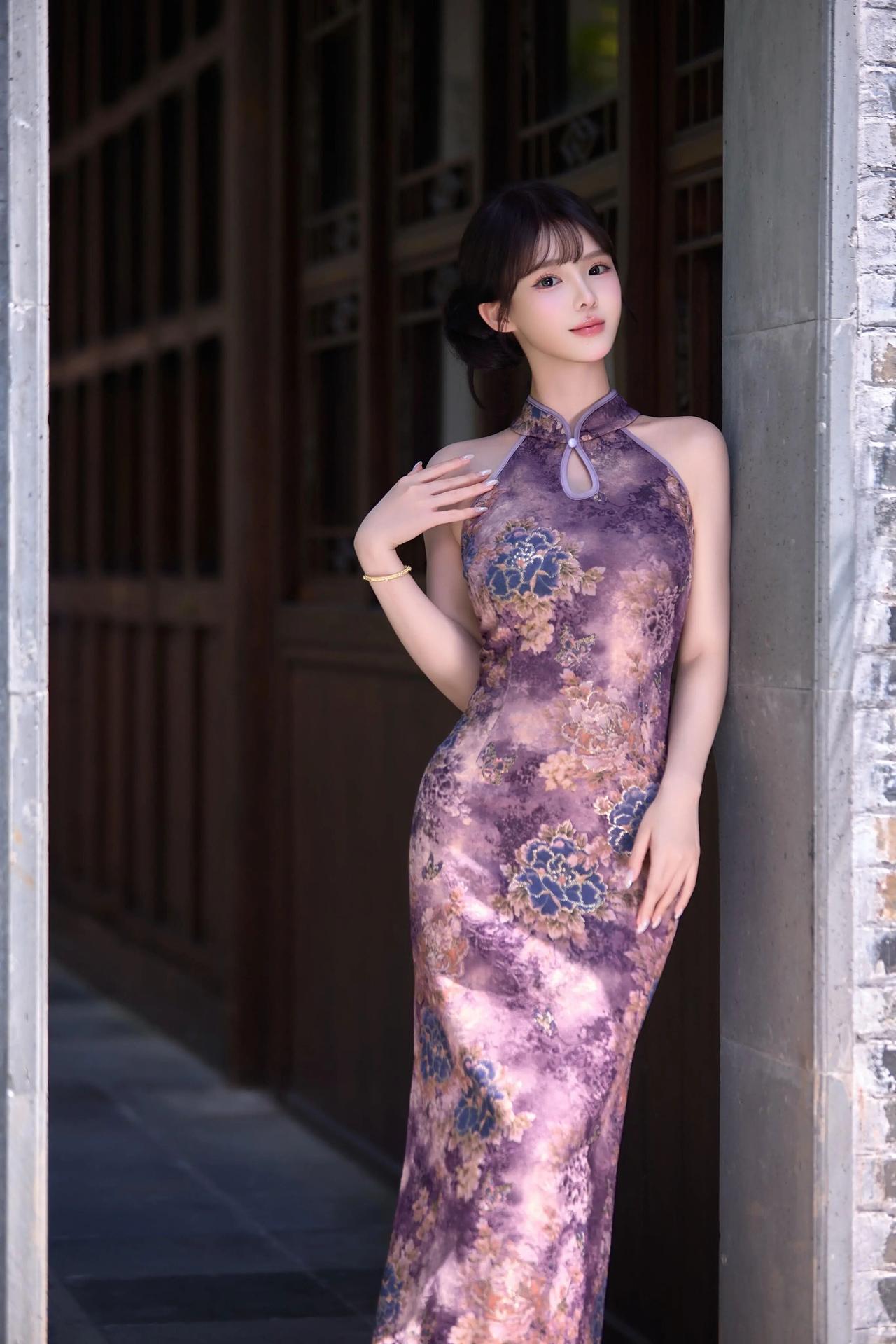 紫色新中式旗袍美女