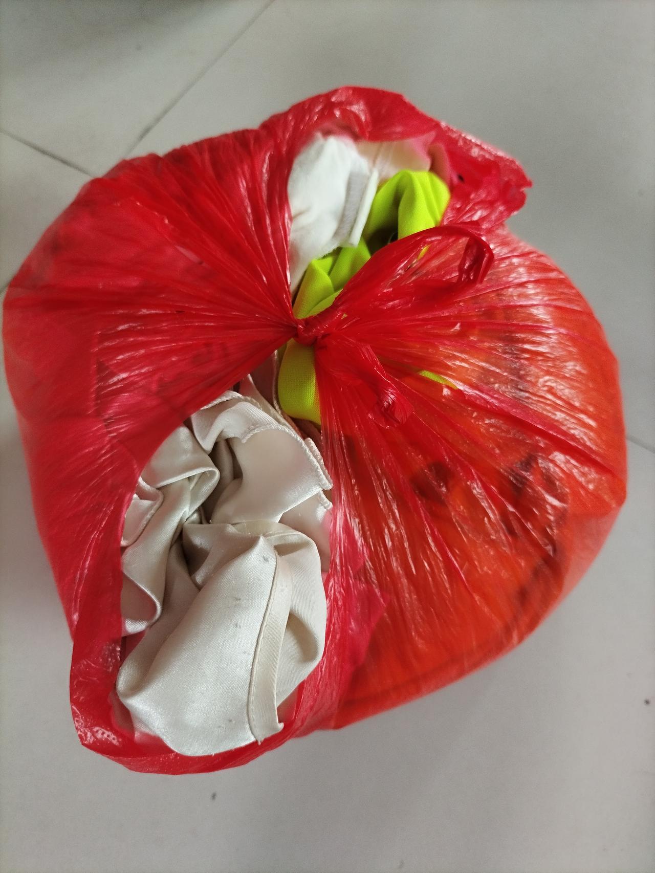 真的千万不要再乱买衣服了！
今天稍微收拾一下，装了一大袋衣服，就是为了腾出一个柜