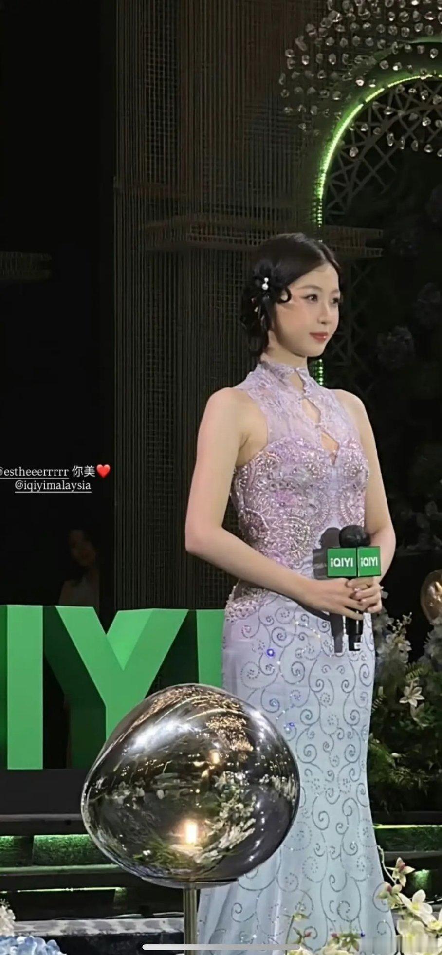 鞠婧祎这个造型演民国丫鬟再适合不过 