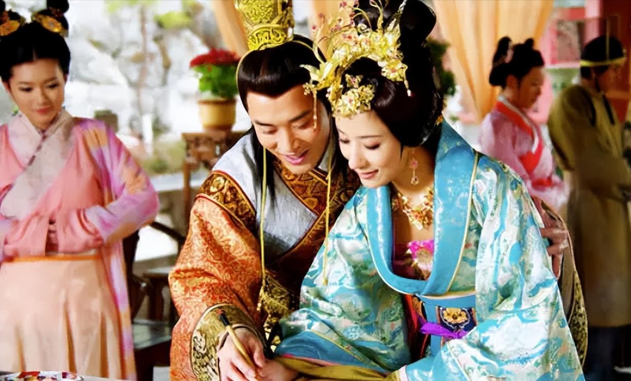 一天，宫女伺候宋光宗赵惇洗澡，宋光宗突然感叹：“好一双天生的玉手，洁白无瑕、白嫩