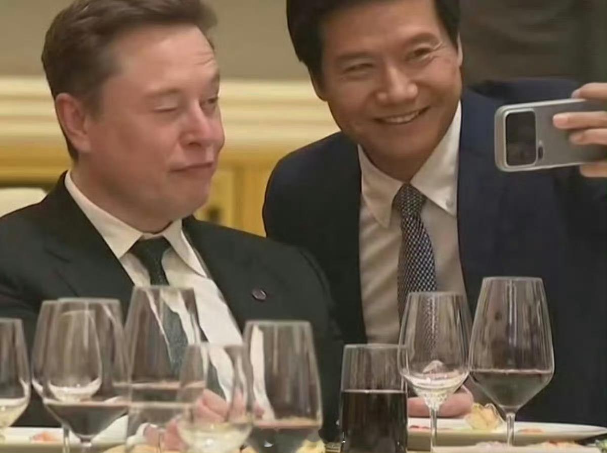 特朗普访华欢迎宴会马斯克在晚宴上兴奋得像个孩子，与雷军合影时也显得自在又调皮。看