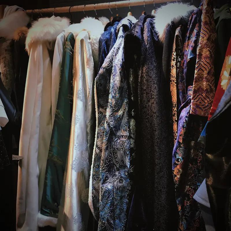 你对自己舍得买贵的衣服吗我是舍不得买贵衣服的。为什么？不是舍不得花钱而是时代变化