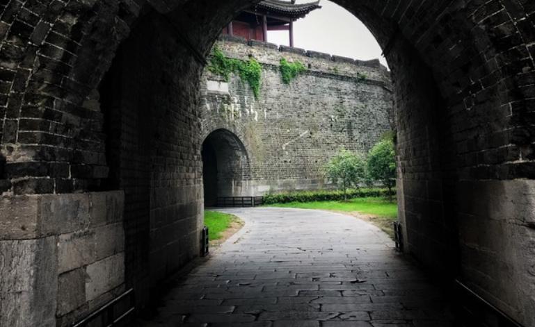 千年荆州老城墙：褪去硝烟，从御敌屏障变成城市“摇钱树”
荆州那堵老城墙，以前是用