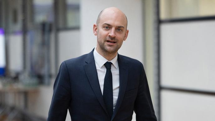 3月19号法国外长巴罗急匆匆赶往黎巴嫩，这趟行程绝对不简单，压根不是走形式、摆姿