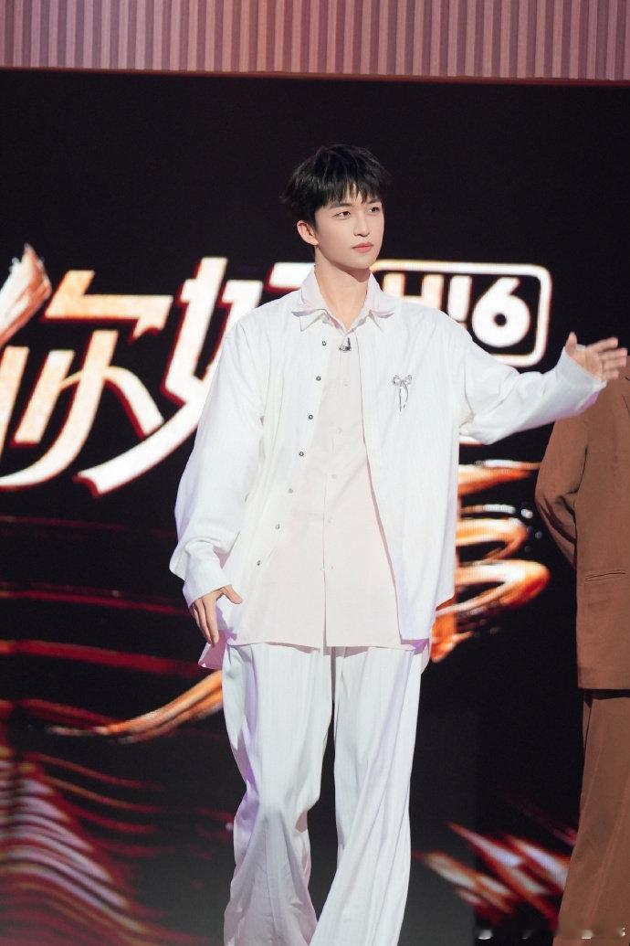 黄子弘凡[超话]黄子弘凡体内的小狗压不住了你好星期六 黄子弘凡扑腾着手的样子，配