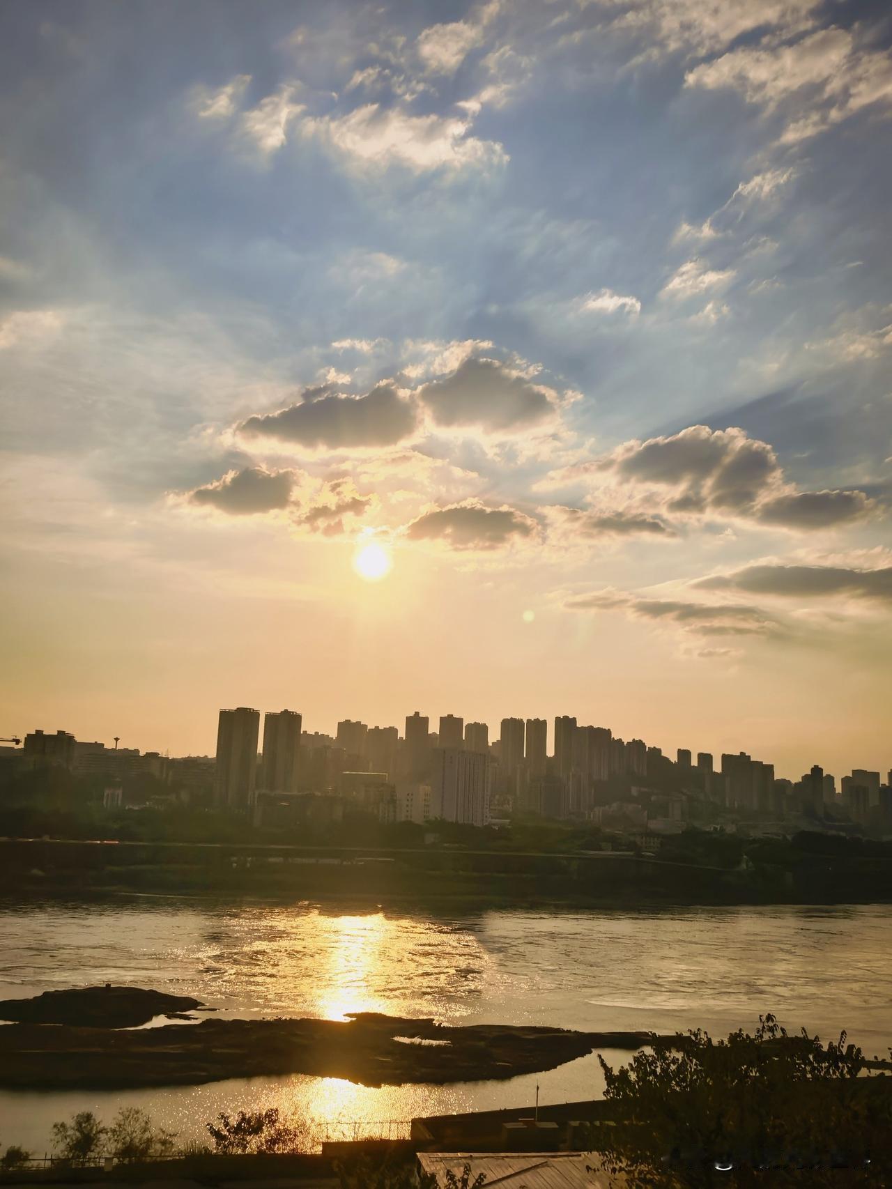 重庆9月9日这天的落日晚霞，完全是“秋老虎”临走前偷偷塞给重庆人的礼物。
下午六