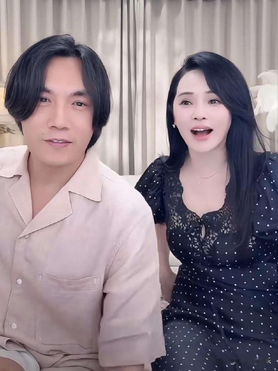 我大胆预测一下，这一对感情要崩了。
秦昊眼里早就没有了光，
伊能静现在剃头挑子一