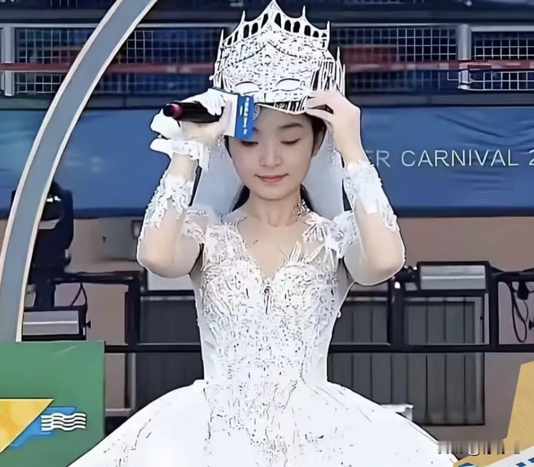 千万网红“旺仔小乔”真容曝光‼️这次彻底“凉凉”？ 
一场票价近千元的蒙面演唱会