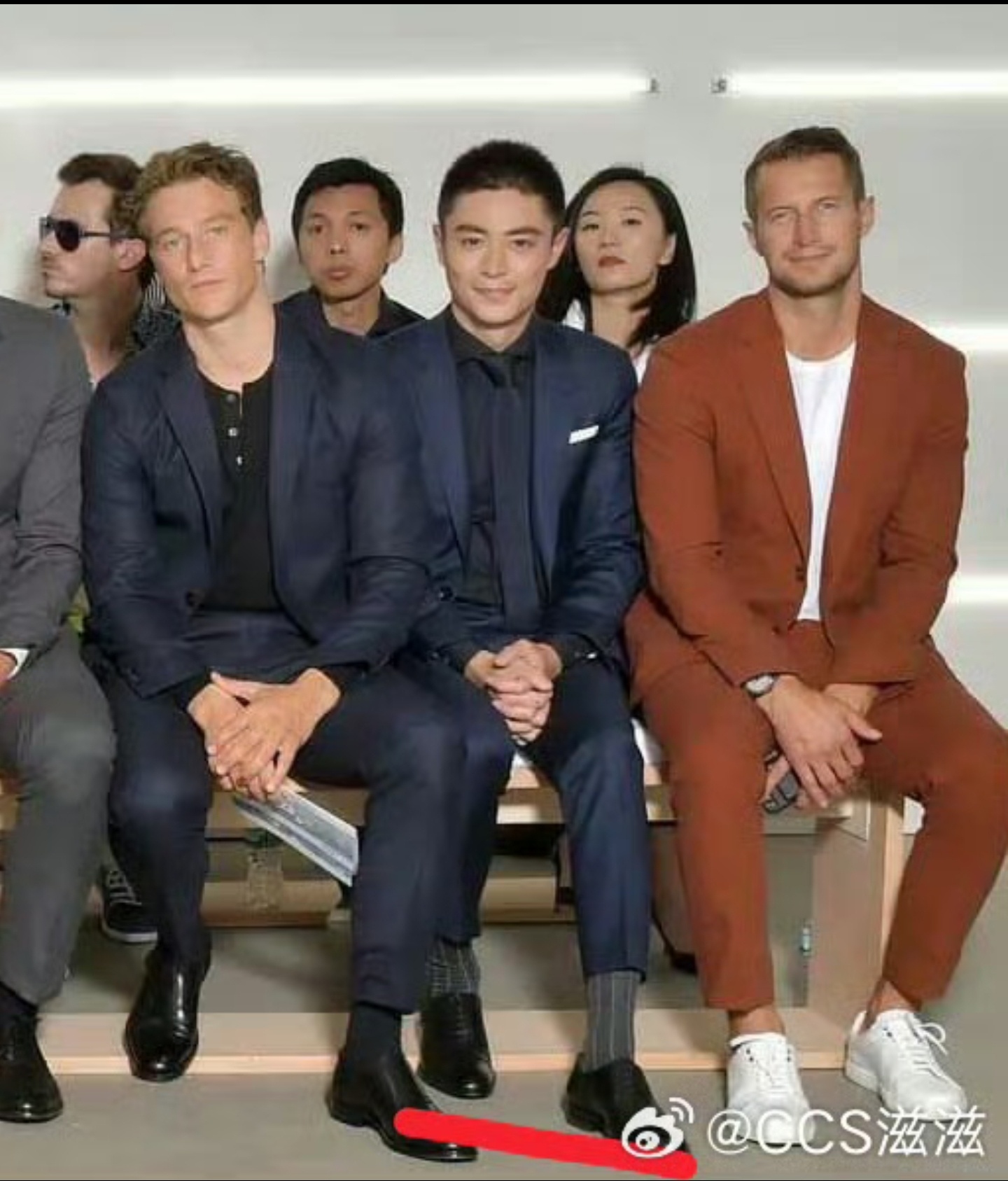 照片太糊，只能大概辨认一下——❶大概率是品牌MACKAGE迈凯奇的秀。❷左一：应